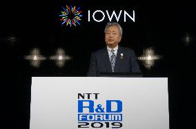 President Jun Sawada explains the IOWN concept at the NTTR&D Forum.